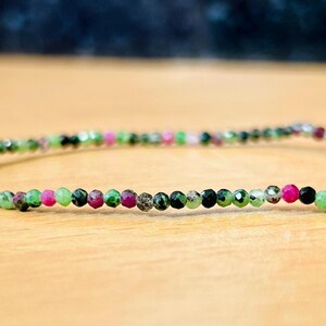 Pulsera de zoisita rubí: delicada pulsera apilable de piedras naturales