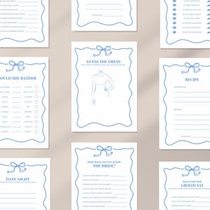 Op de afbeelding: Een set bedrukte bruidsdouche-spelkaarten met blauwe en witte accenten. De kaarten bevatten verschillende spellen zoals "Would She Rather", "Guess the Dress", "How Well Do You Know the Bride?", "What Did the Groom Say", "Recipe" en "Date Night".