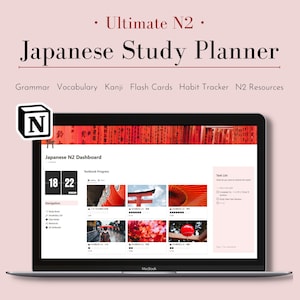 Peut inclure: Un ordinateur portable affiche une interface de planificateur d'études japonaises. L'écran montre un tableau de bord avec des images d'éléments culturels japonais. Le texte en haut indique "Ultimate N2 Japanese Study Planner". Le texte supplémentaire comprend "Grammaire Vocabulaire Kanji Flash Cards Habit Tracker N2 Resources".