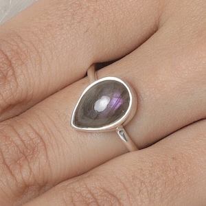 Ring paarse labradoriet / 925 sterlingzilveren ring / edelsteenring / cabochonsieraden / handgemaakte ring / hippiering / cadeau voor haar