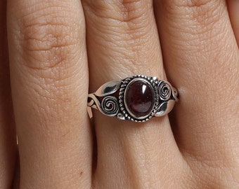 Garnet Ring / 925 Sterling Silver Ring / Oval Gemstone Ring / Handmade Jewelry / Minimalist Ring / Women Silver Ring / Anniversary Gift