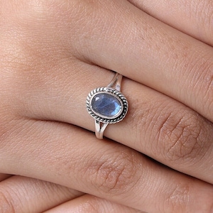 Labradorite Ring / 925 Sterling Silver Ring / Blue Gemstone Ring / Minimalist Jewelry / Dainty Ring / Vintage Ring / Gift for Her