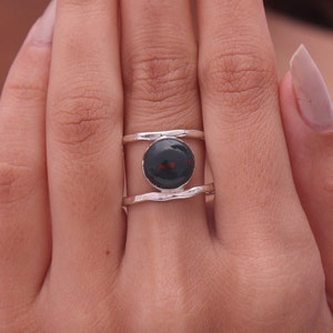 Bloedsteenring / 925 sterlingzilveren ring / geboortesteen maart / edelsteensieraden / dameszilveren ring / cabochonring / cadeau voor haar