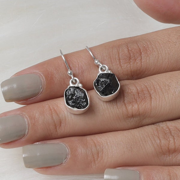 Boucles d'oreilles en tourmaline noire brute / Boucles d'oreilles en argent sterling 925 / Boucles d'oreilles en pierres précieuses brutes / Bijoux en argent pour femmes / Boucles d'oreilles faites à la main