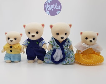Familia de osos polares Beaufort de Sylvanian Families con pegatinas en los pies y manos abiertas. Artículo de colección vintage de Calico Critters.