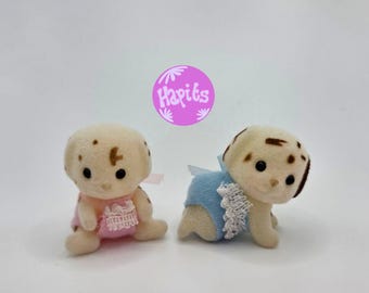 Familias Sylvanian vintage Henry-Lloyd Dálmatas gemelos de chocolate, bebés sentados y gateando con ropa original, Calico Critters del Reino Unido, artículo raro