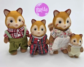 Figuras vintage de la familia Robinson, panda rojo, con manos abiertas y ropa original, de Sylvanian Families.