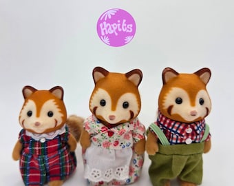 Familia de 3 pandas rojos de Sylvanian Families con ropa original. Artículos raros de colección de Calico Critters.