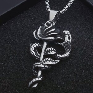 彫刻されたスネークフラワーペンダントネックレス：メンズ レディース 316L ステンレススチール ゴシック 美学 ジュエリー