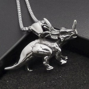 2 colares de dinossauro gravados/Triceratops sólido 3D, pingente T-Rex/masculino feminino legal Dino estética Jurassic Creature Shield joias/caixa de presente