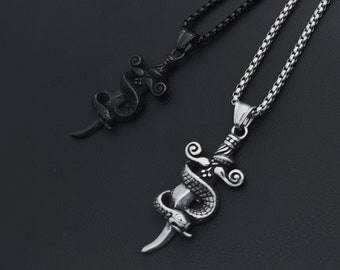 Pendentif épée serpent en argent noir/Collier d'armes/Cosplay/Charms fantastiques mythiques/Amulette pour homme et femme Bijoux punk gothique/Chaîne gratuite/Boîte-cadeau