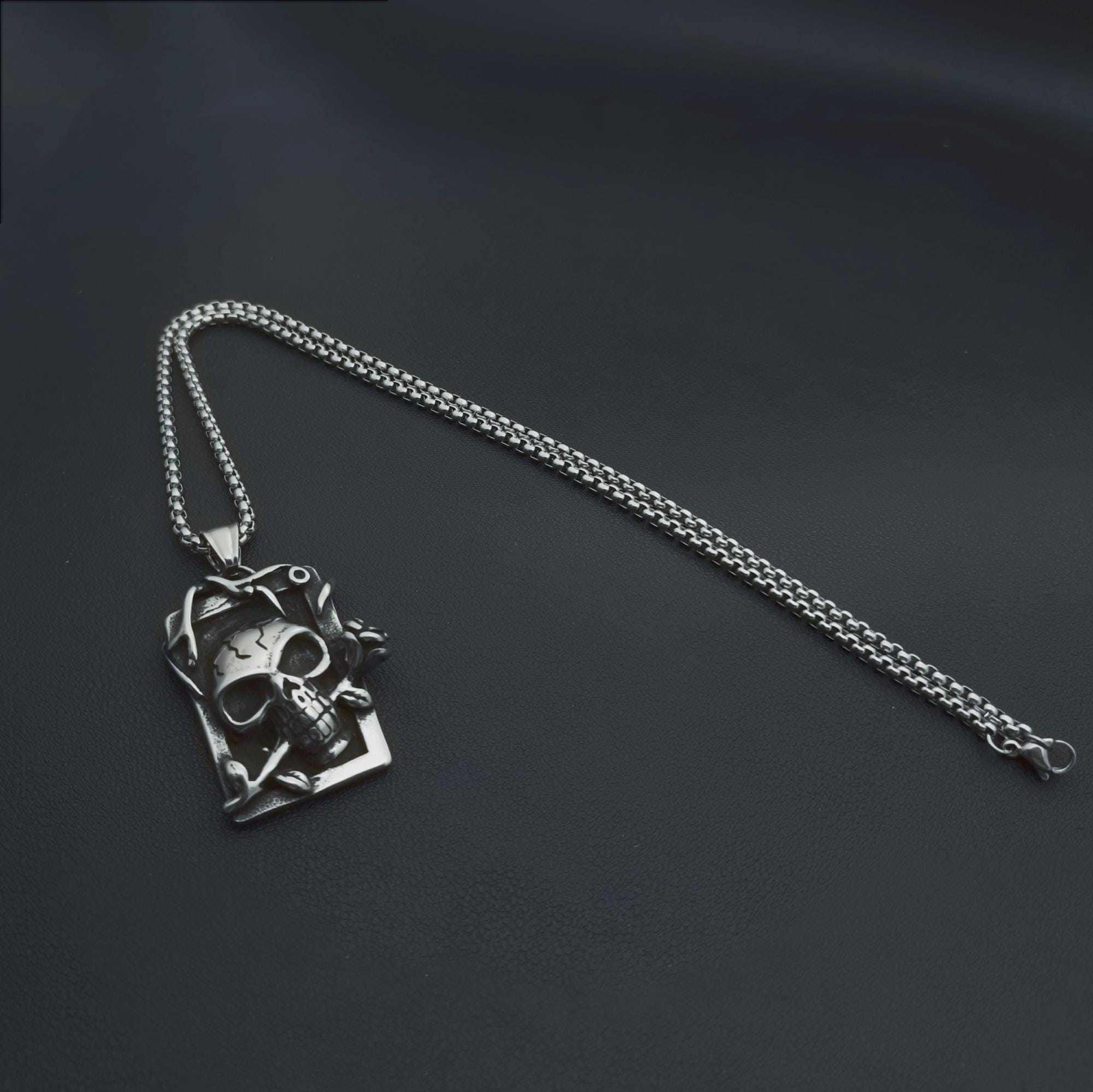 Pendentif Breloque Crâne Gothique – Tête De Mort Mordant Une Rose, Métal