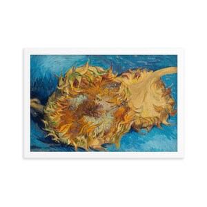 以下が含まれることがあります： 2 つのひまわりをクローズアップで描いた絵画。黄色、オレンジ、茶色の鮮やかな色合いで描かれており、青い背景とのコントラストが鮮やかです。