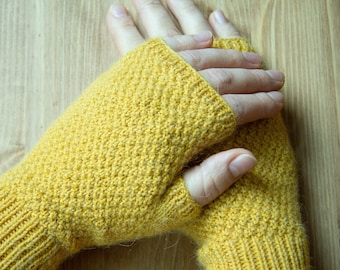 Fingerless gloves knittinng pattern for beginners, minimalist pattern