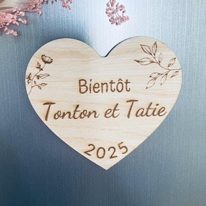 Pregnancy announcement magnet, wooden, customizable, heart-shaped, with engraved flowers, birth announcement