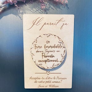 Magnet en bois personnalisé avec carte demande parrain marraine, en bois également. Annonce grossesse, annonce naissance originale