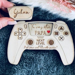 Original pregnancy announcement in the shape of a game controller, the future dad will discover this magnificent message under the small engraved cover