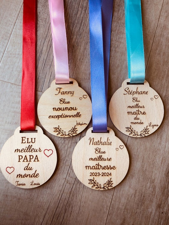 Médaille en bois personnalisée, cadeau de fin d'année scolaire, cadeau original fête des pères, cadeau nounou personnalisé