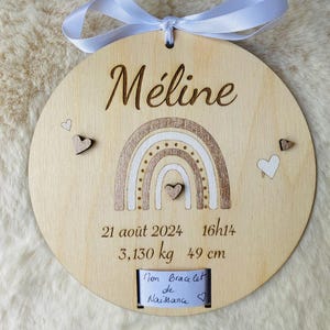 Carte en bois personnalisée, joli support pour mettre le bracelet de naissance de bébé, un cadeau original et unique, décoration arc en ciel