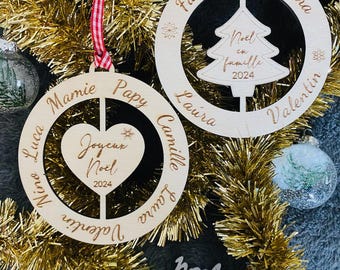 Peut inclure: Deux décorations de Noël en bois avec des noms et les mots "Noël en famille 2024" et "Joyeux Noël 2024" dessus.