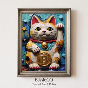 Może przedstawiać: Oprawione dzieło sztuki przedstawiające stylizowanego, trójwymiarowego kota Maneki-neko. Kot jest biały z żółtymi i pomarańczowymi akcentami, czerwoną obrożą i złotą monetą. Tło jest niebieskie z teksturowanymi pociągnięciami pędzla. Dzieło jest podpisane "BlissioCO".
