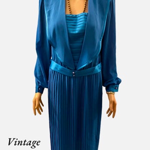 Vintage Blaues Kleid 1980er Jahre Plissee Kleid Blaues Kleid aus Satin und Chiffon mit passendem Gürtel und Perlmuttknöpfen. Prinzessin Kate Stil M