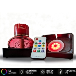 Può includere: Un diffusore in vetro rosso e trasparente con telecomando e componente luminoso. Il telecomando ha diversi pulsanti colorati. Il diffusore ha il testo "09". La parte inferiore dell'immagine mostra "RGB MULTICOLORE", "ALIMENTATION USB 5V-24V", "FIXATION VENTOUSE" e "TEMPÉRATURE 80°C".