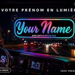 Op de afbeelding: Een rechthoekig LED-bord met zuignappen voor voertuigruiten, met de tekst Your Name in een verloop van roze, paars en blauw licht. Het bord bevat een USB-kabel en toont de tekst your personalized text onder de hoofdnaam in het midden.