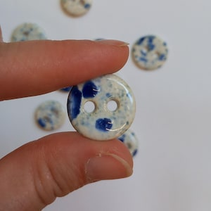 Ręcznie robione ceramiczne guziki: Blue Splash Glaze, szycie, robienie na drutach, szydełkowanie (zestaw 4 szt.)