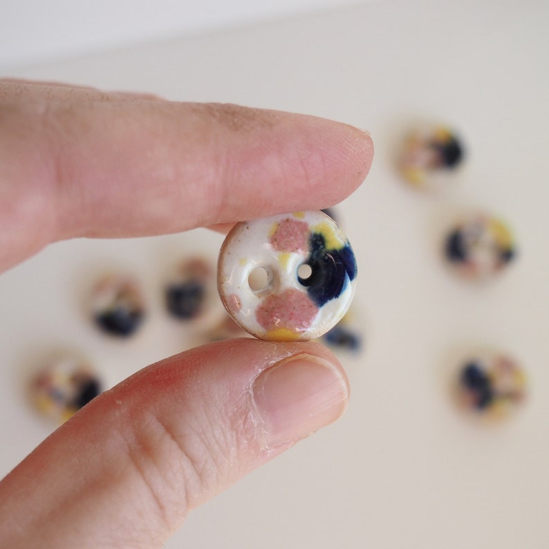 Conjunto de 2 botones de cerámica hechos a mano para tejer, coser o proyectos de álbumes de recortes, patrón de confeti imagen 1