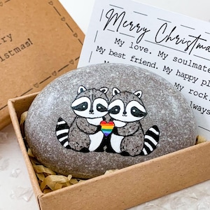 Cadeau de Noël lesbien personnalisé raton laveur pour petite amie femme Carte de Noël gay petit ami drôle Cadeau de Noël queer unique pour couple LGBT
