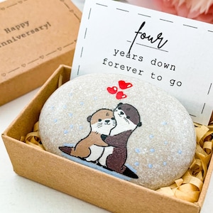 Regalo de boda personalizado para el cuarto aniversario para su esposo, regalo de cuarto aniversario para su esposa, regalo de aniversario de lino, nutria, media pareja