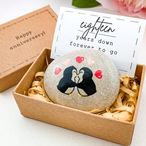 Regalo personalizzato per il 18° anniversario di matrimonio a forma di pinguino per uomo, marito e moglie, regalo per il 18° anniversario di matrimonio per lui e lei, biglietto unico per il 18° anniversario