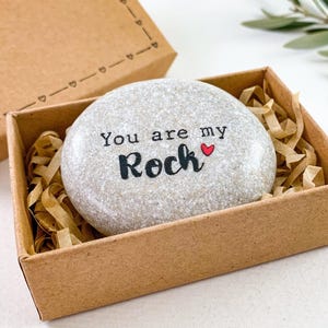 Personalisierte Sie sind mein Rock Rock Geschenk, Pebble du bist meine Rock Mama Papa Schwester Karte, Danke, dass du mein Rock Geschenk für Ehemann Frau Freund bist