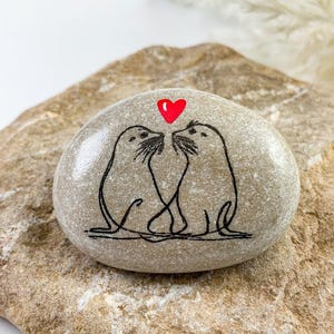 Guijarro de foca pintado a mano y personalizado: Regalo romántico con animales del Ártico