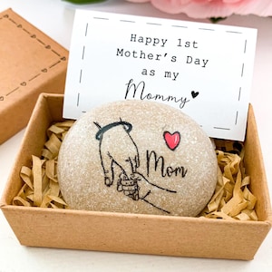 Primo regalo personalizzato per la festa della mamma per la neomamma dal bambino/marito Regalo unico per la festa della mamma Il nostro primo regalo per la festa della mamma personalizzato