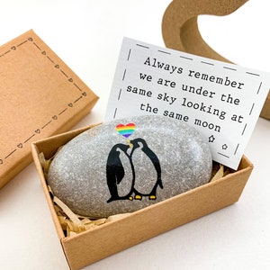 Personalisierte lesbische Fernbeziehung Geschenk für Schwules Paar Umzug Geschenk für Queer LDR Geschenk LGBTQ Unterstützungskarte Unter dem gleichen Himmel