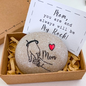 Personlig handmålad sten, sentimental present till mamma från dotter eller son i alla åldrar, "Mamma du är och kommer alltid att vara min klippa"-kort