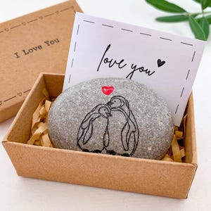 Regalo personalizado de pingüino besándose en la roca, regalo de aniversario de 1 año hecho a mano para novio, nuestro primer año juntos regalos para él aniversario BF