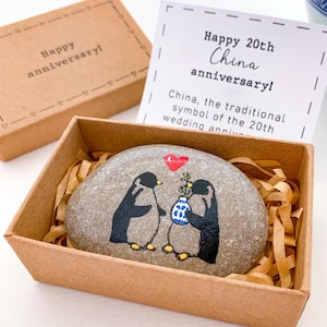 Regalos personalizados de pingüino para el 20.º aniversario de bodas en China para él y para ella. Regalo para el 20.º aniversario.