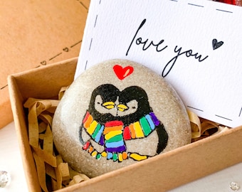 Personalisiertes Geschenk für lesbische Freundin, LGBTQ Pride Pinguin Geschenk Kieselstein, Lustige lesbische Geschenke für Hochzeit, Dating, Jahrestag, LGBT-Paar schwul