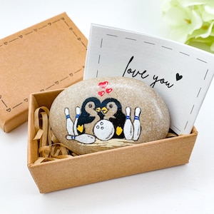 Regalo personalizzato di bowling con pinguini per lui e suo marito. Regali di compleanno per il fidanzato a tema bowling. Divertente biglietto di anniversario di bowling per la sua fidanzata e moglie.