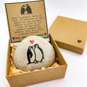 Ciottolo pinguino personalizzato, regalo romantico per fidanzata, fidanzato, biglietto "ti amo", piccoli regali divertenti per l'anniversario di matrimonio per marito, moglie, lui e lei.