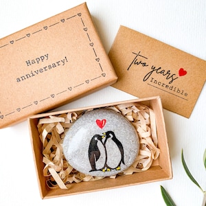 Regalo de segundo aniversario de pingüino personalizado, pequeños obsequios de aniversario de algodón para él, regalo de aniversario de bodas de matrimonio para ella, tarjeta de aniversario