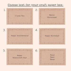 Op de afbeelding: Zes verschillende knutselpapierdoosontwerpen met tekstopties. De ontwerpen hebben een bruine papierachtergrond met een witte rand en harten. De tekstopties omvatten "Ik hou van je", "Prettige Kerst!" , "Gefeliciteerd met jullie jubileum!" , "Gefeliciteerd met je verjaardag!" , "Gelukkige Valentijnsdag!" en "Uw tekst hier".