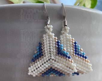 Triangle mandala hippie boho indian beaded earrings, white blue gold miyuki delica  - bohém lógós háromszög  fülbevaló