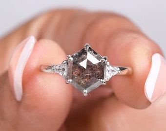 Anillo de compromiso de boda con diamantes hexagonales de sal y pimienta en oro blanco de 14 quilates. Joyería única y de tendencia.