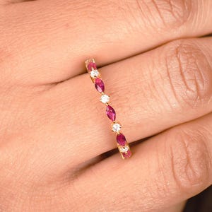 Delicado anillo de rubí rosa en oro de 14 quilates, banda de eternidad de talla marquesa, regalo para seres queridos.
