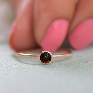 Anillo de ópalo de oro de 14 quilates, anillos de boda de ópalo negro, anillo de ópalo delicado, regalos de novia, anillos de diamantes pequeños, anillo de piedras preciosas, anillo de piedra de nacimiento, anillo brillante