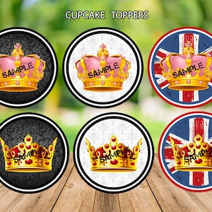 Könnte beinhalten: Sechs runde Cupcake-Topper mit einem goldenen Kronendesign. Die Kronen haben rosa Edelsteine und befinden sich auf verschiedenen Hintergründen: Schwarz mit einem Blumenmuster, Weiß mit einem Blumenmuster, Rot, Weiß und Blau mit einem Union-Jack-Muster und einem Schwarz-Weiß-Union-Jack-Muster.